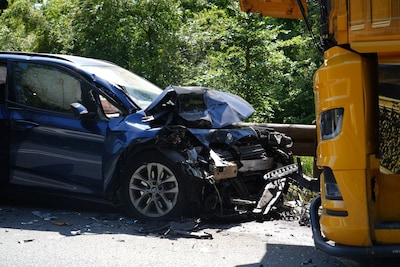 Vrouw en jong kind gewond bij frontale botsing tussen auto en vrachtauto in Oosterhout