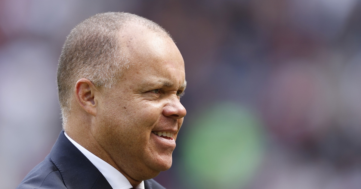 psv-gaat-langer-door-met-voetbalbaas-stewart-contract-met-jaren