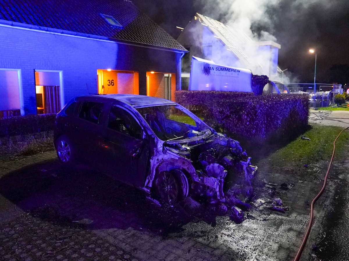 De schade aan de auto is fors. 