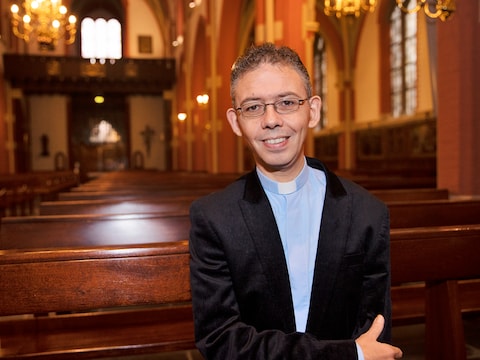 Pastoor vertelt onder muzikale begeleiding Hemelse verhalen in Reuselse kerk