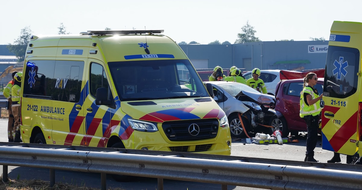 Twee doden en meerdere gewonden bij ongeval met vier auto’s op de A59 bij Heesch, achter file door b