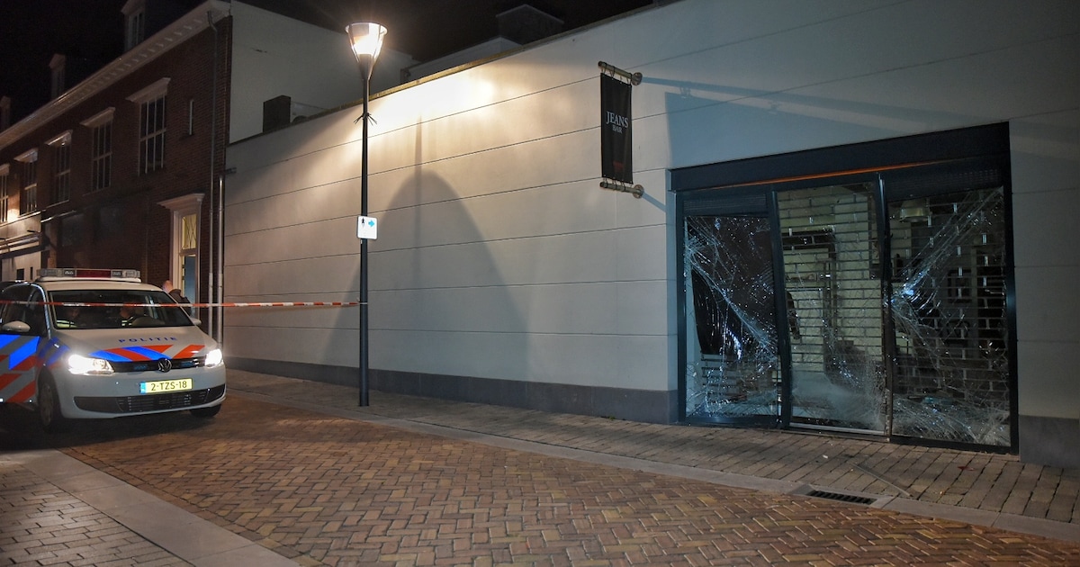 Ramkraak op kledingwinkel in Schijndel; daders laten ravage achter