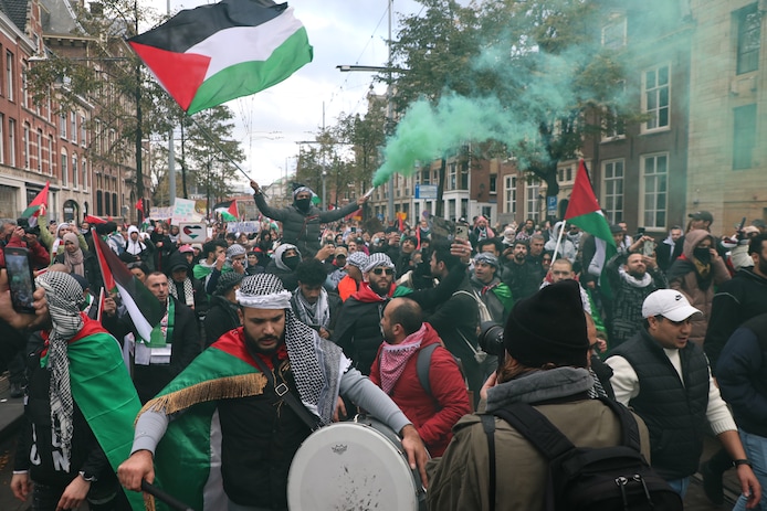 Er wordt gezongen en en er worden fakkels afgestoken.
