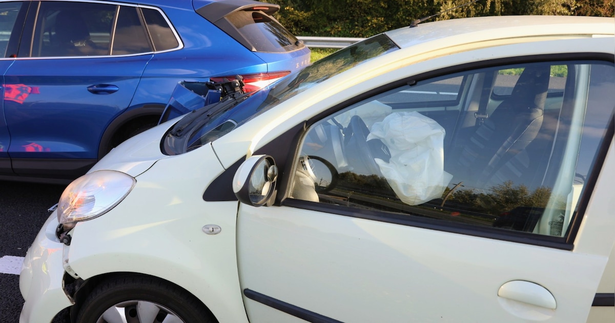 Twee auto's botsen op A15 bij Kapel-Avezaath, voertuigen afgesleept