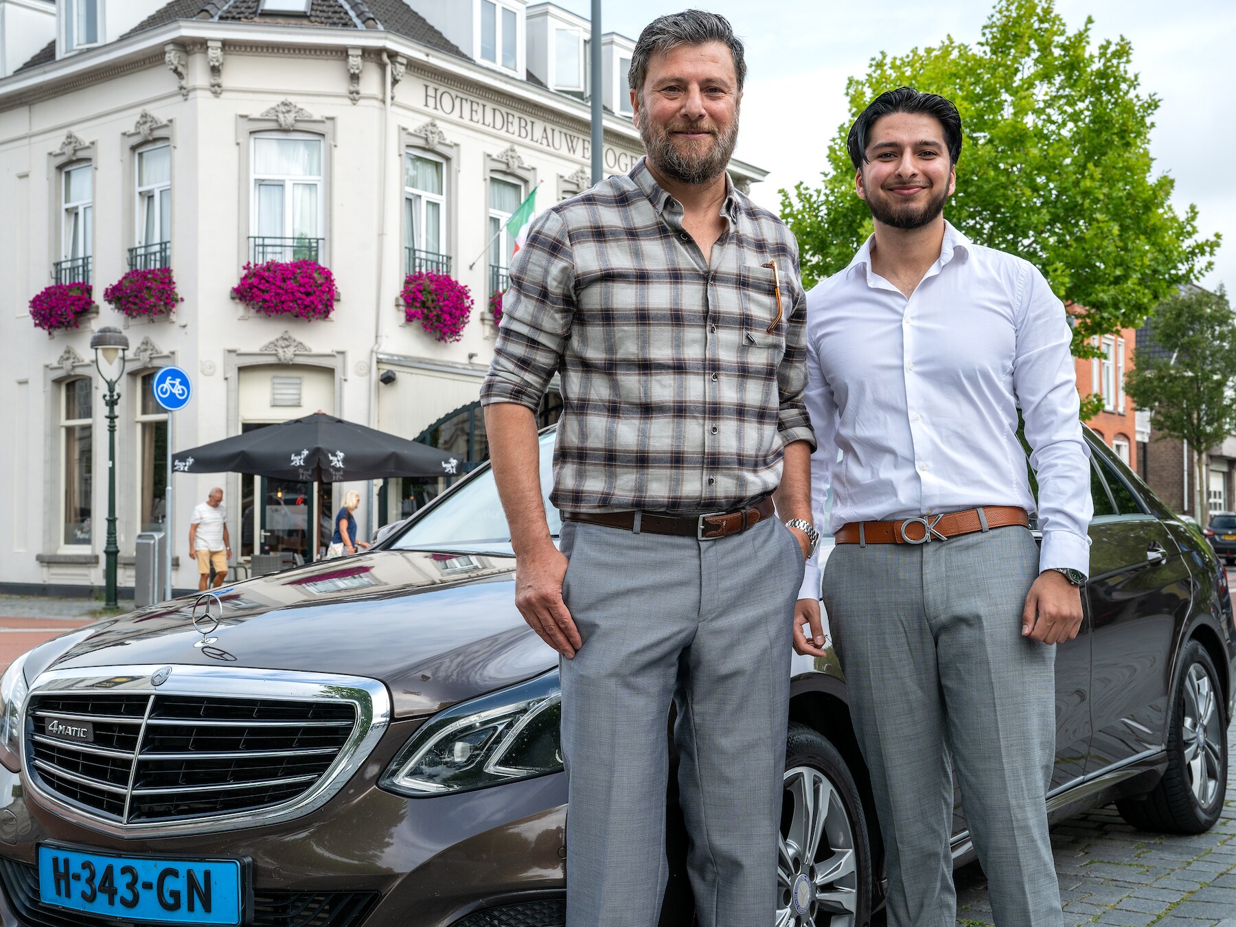 Zobair (53) en zoon Matti (21) runnen samen een taxibedrijf in Bergen op Zoom en dat heeft hun band veranderd: ‘Hij is niet meer mijn Afghaanse oom’ 