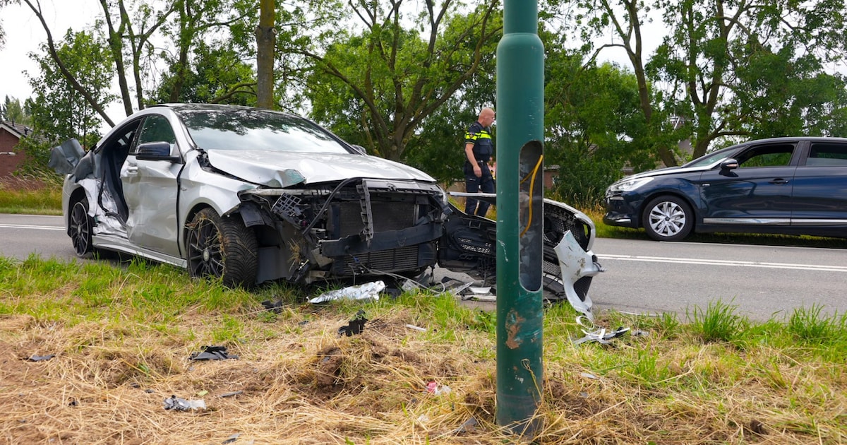 Auto en taxi raken zwaar beschadigd bij botsing in Megen: voertuig verliest bumper en deur.