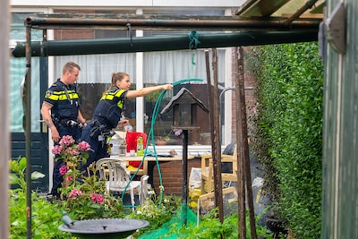 Felle vlammen laaien op in kliko en slaan over naar heg van achtertuin in Oss