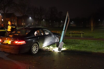 Man rijdt dwars over rotonde in Rijen