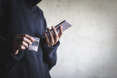 Man (34) scheurt met 100 km/u door Oudenbosch: als agenten hem oppakken, blijkt waarom