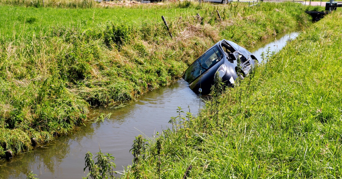 Auto belandt in sloot na botsing met vrachtwagen op N320 in Maurik