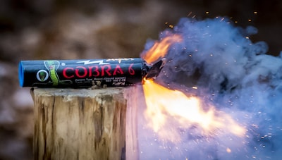 Vrouw spreekt jongeren aan op afsteken vuurwerk en wordt in gezicht geslagen