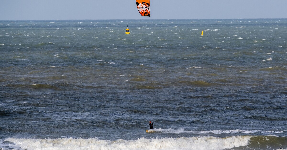 Kitesurfer overleden na harde val op Tjeukemeer bij Delfstrahuizen