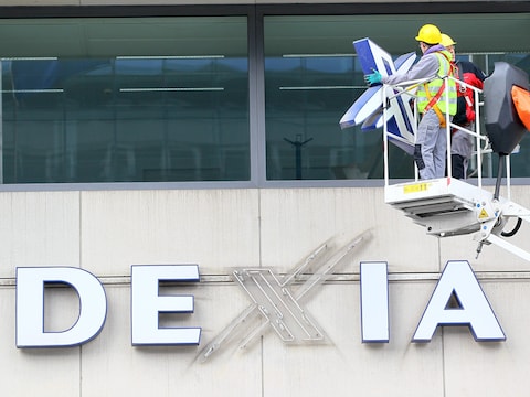 Werk aan het logo op de gevel van het hoofdkantoor van Dexia in Brussel. 