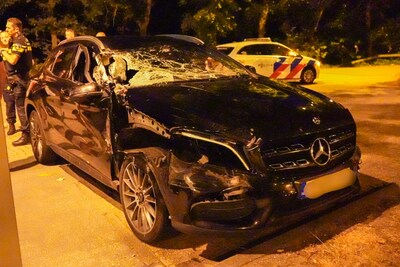 Auto krijgt flinke tik van slingerende vrachtwagen op A67 bij Lierop, maar de chauffeur rijdt door