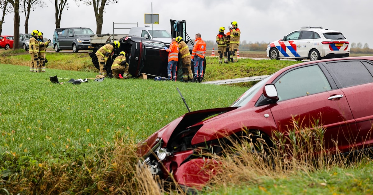 Auto belandt in sloot na botsing in Lithoijen.