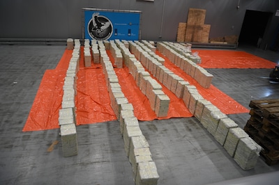 Grootste drugsvangst ooit in Amsterdamse haven: houten container uit Ghana was vermoedelijk voor Bol