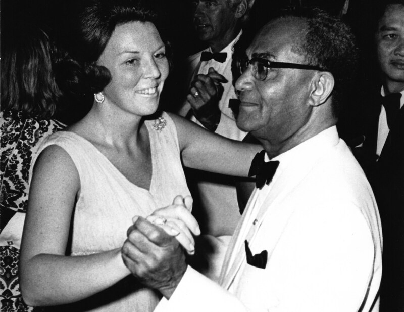 Prinses Beatrix, de moeder van koning Willem-Alexander, op de dansvloer in de jaren 60 met Johan Ferrier, die later de eerste president werd van het onafhankelijke Suriname.