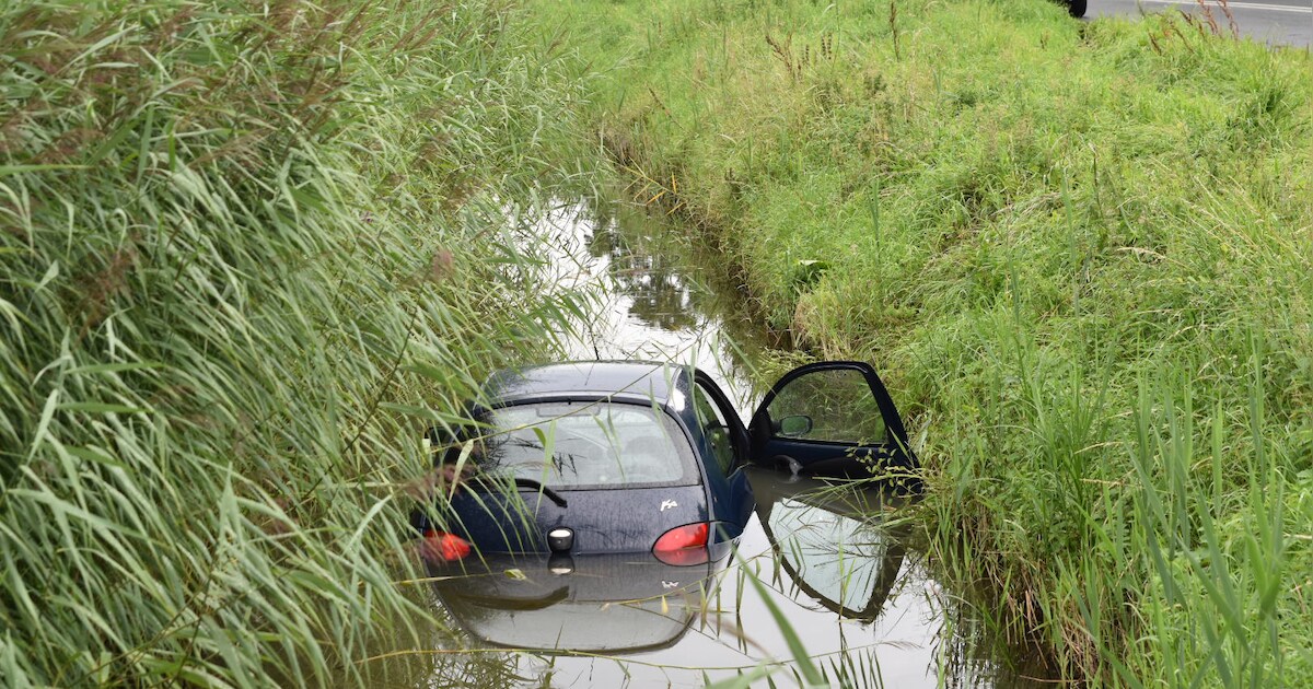 Auto belandt in de sloot in Aalst, bestuurder ongedeerd | Regio | BD.nl