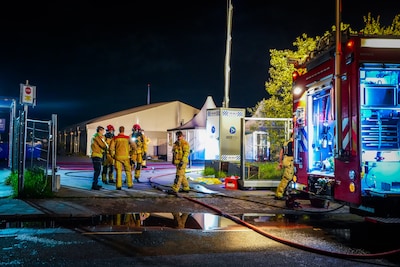 Fietsaccu vliegt in brand bij azc in Eindhoven: 200 bewoners buiten opgevangen