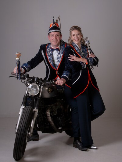 Feestelijke onthulling in Gastel: prins Bart d'n Urste en prinses Nancy aan het roer