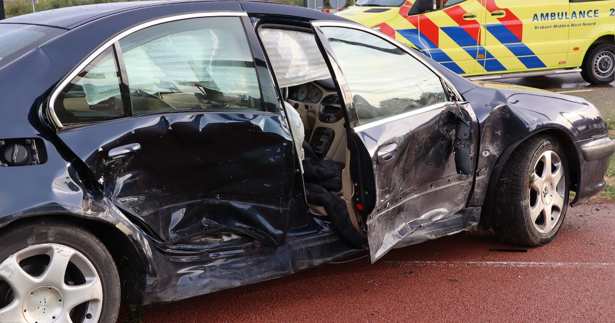 Opnieuw flinke klap op beruchte kruising in Waalwijk: twee auto’s zwaar beschadigd