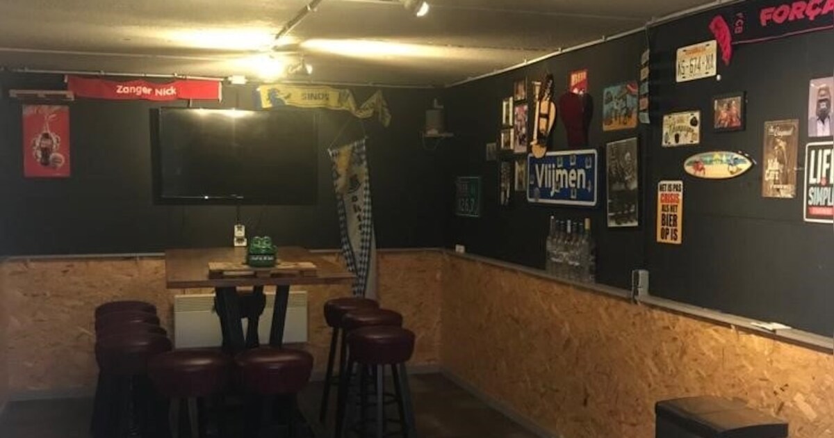 Politie beëindigt coronafeest in Haarsteeg, twee agressievelingen aangehouden