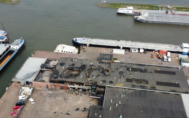 De brandweer blust maandag nog na in Werkendam. Zondag ging het hier gruwelijk mis.