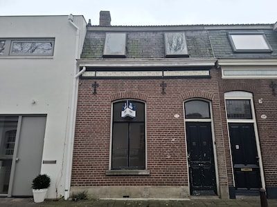 Tilburgs treurpand met overwoekerde tuin en oud toilet staat eindelijk te koop: 350.000 euro