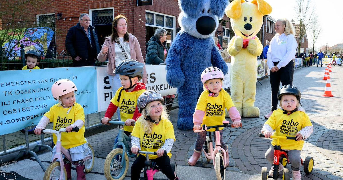Hondjes Woezel en Pip stimuleren jonge wielrennertjes in Woensdrecht: ‘Pip? Dat is die gele’