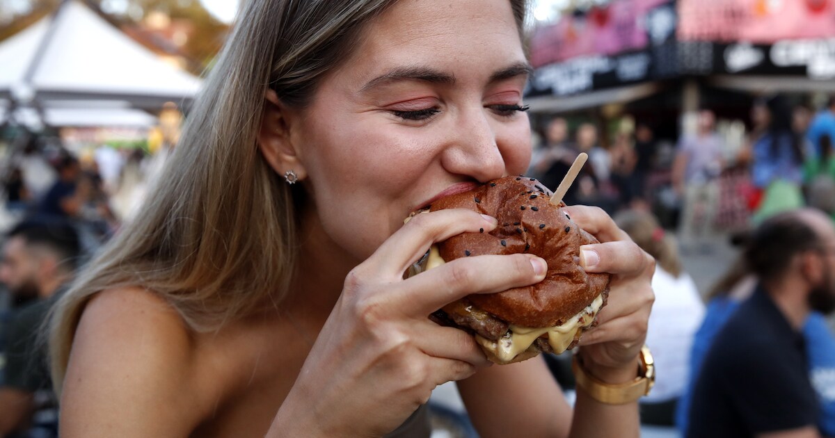 Broodje burger 28 euro: ‘Het vel wordt ons tijdens uitjes over de neus ...