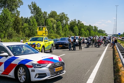 Motorrij­der (29) overleden na botsing met bestelbus en vangrail op A2 bij Best, weg dicht richting 