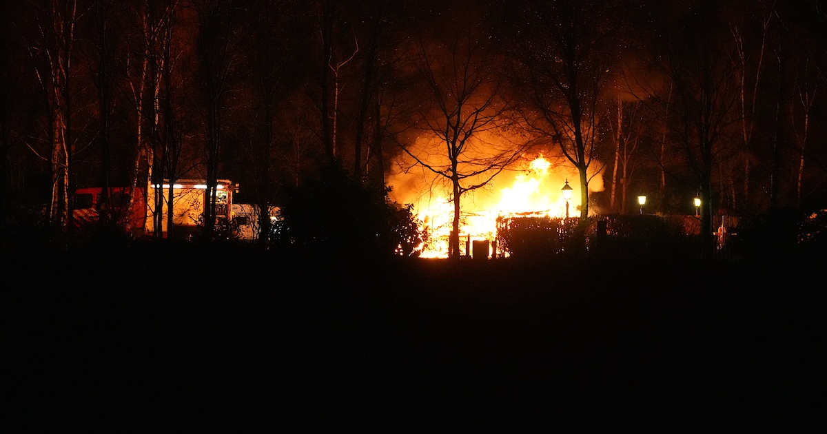 Caravan brandt volledig uit in Riel, brandweer krijgt vuur snel onder controle