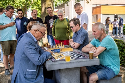 ‘Mijn eerste potje schaken in jaren’: Denksportplein geopend in Uden