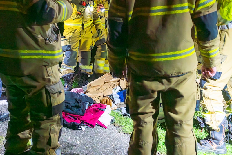 Een fietser dacht dat de stapel kleren mogelijk van een zwemmer was, die in het water aan de Ossestraat in Macharen in de problemen was gekomen.