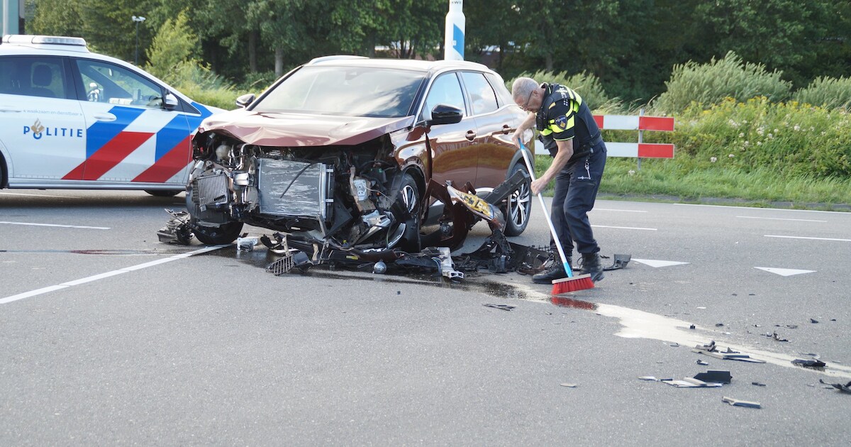 Botsing tussen twee auto’s zorgt voor veel schade in Vlijmen