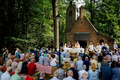 Op strobalen zingen voor Moeder Maria in de Udenhoutse bossen, al tachtig jaar