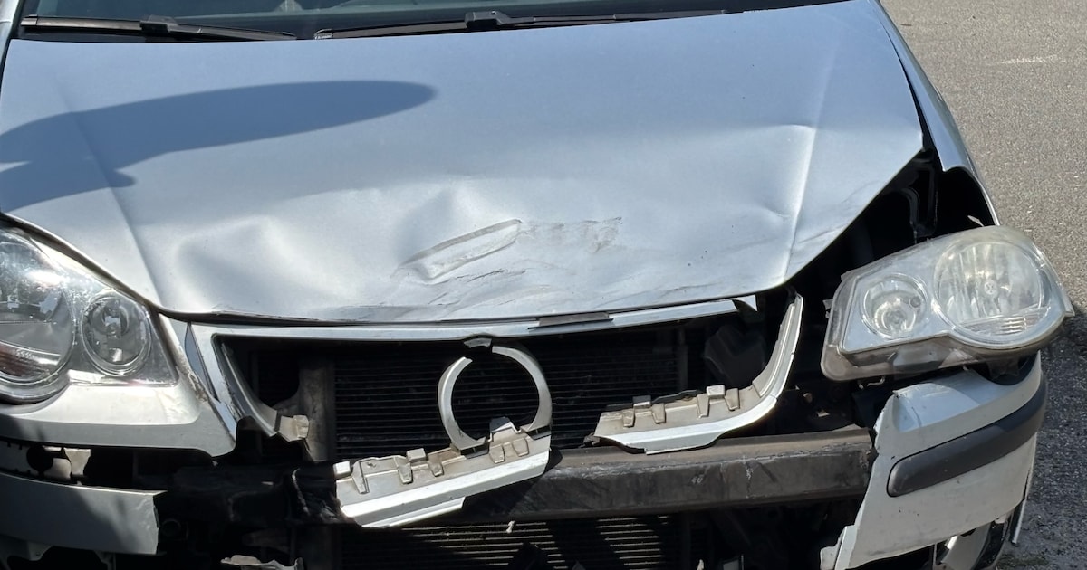 Man gewond bij ongeval in Zeeland, auto fors beschadigd.