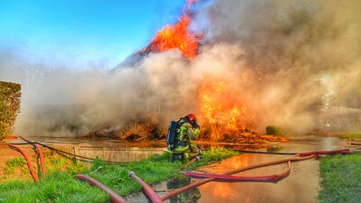 Het begon als een schoorsteenbrand, maar eindigde in totale verwoesting: woonboerderij in Heeze gaat