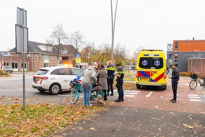 Meisje op fiets aangereden in Oss, voorbijgangers helpen haar
