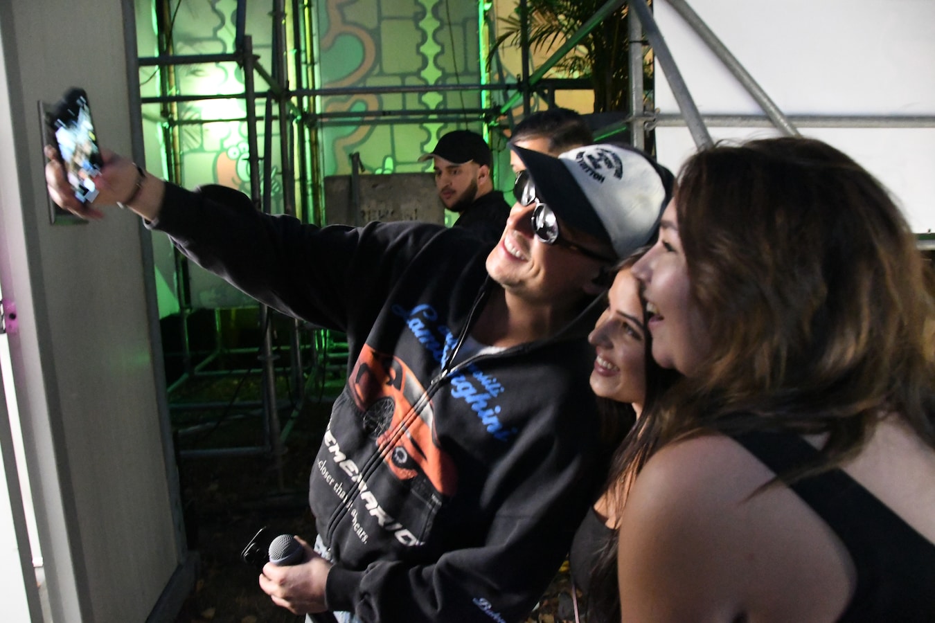 Het is vriendinnen Shirley van den Bogaard en Fé Arendse gelukt om backstage een selfie te maken met de ‘grote’ Lil’ Kleine. 