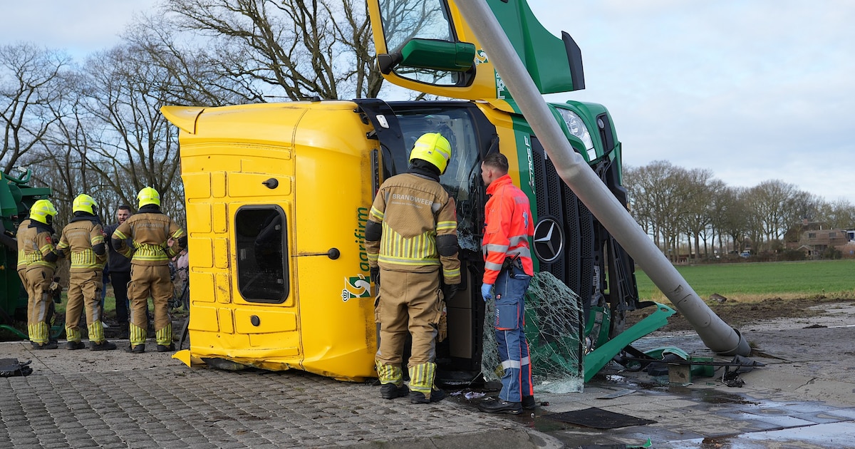 Vrachtwagen kantelt in Gilze, omstanders breken ruit open om gewonde chauffeur te bevrijden