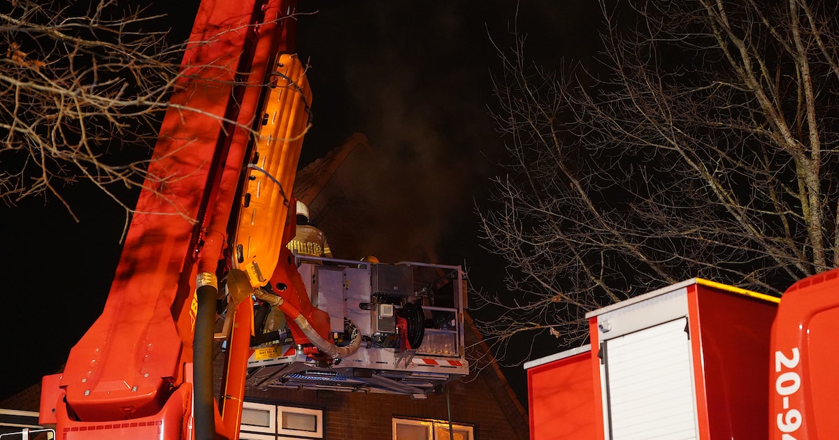 Zolderkamer brandt uit in Hulten, brandweer zet weg richting Tilburg af