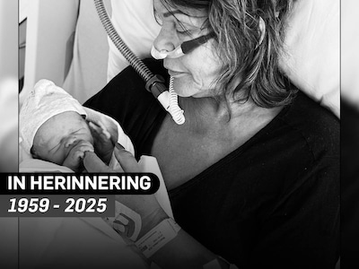 Ine (66) houdt haar kleinkind Krissie vast en de baby stopt met huilen, niet veel later slaapt de kersverse oma in