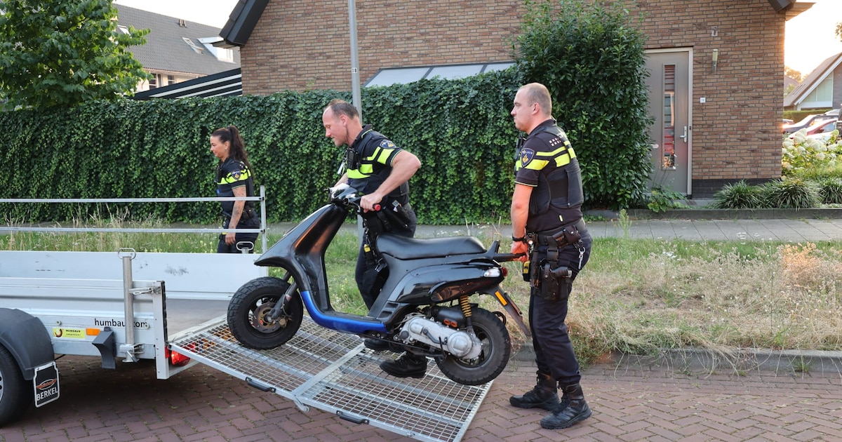 Scooter rijder gewond na schuiver op Schouwstraat - kliknieuws.nl | De