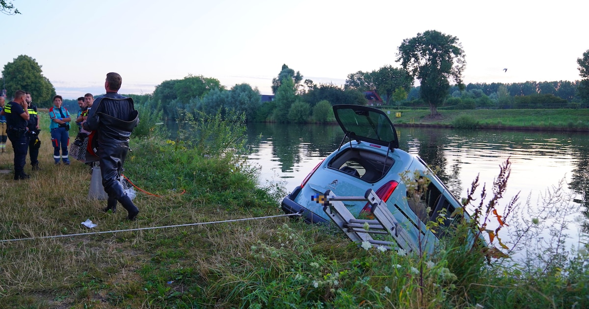 Gestolen auto gevonden in het water in Engelen, politie onderzoekt verband met bekladdingen | Foto