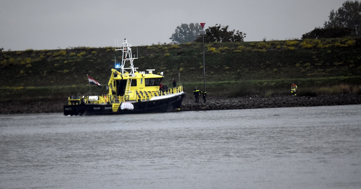 Lichaam gevonden in Waal bij Hellouw, politie doet onderzoek