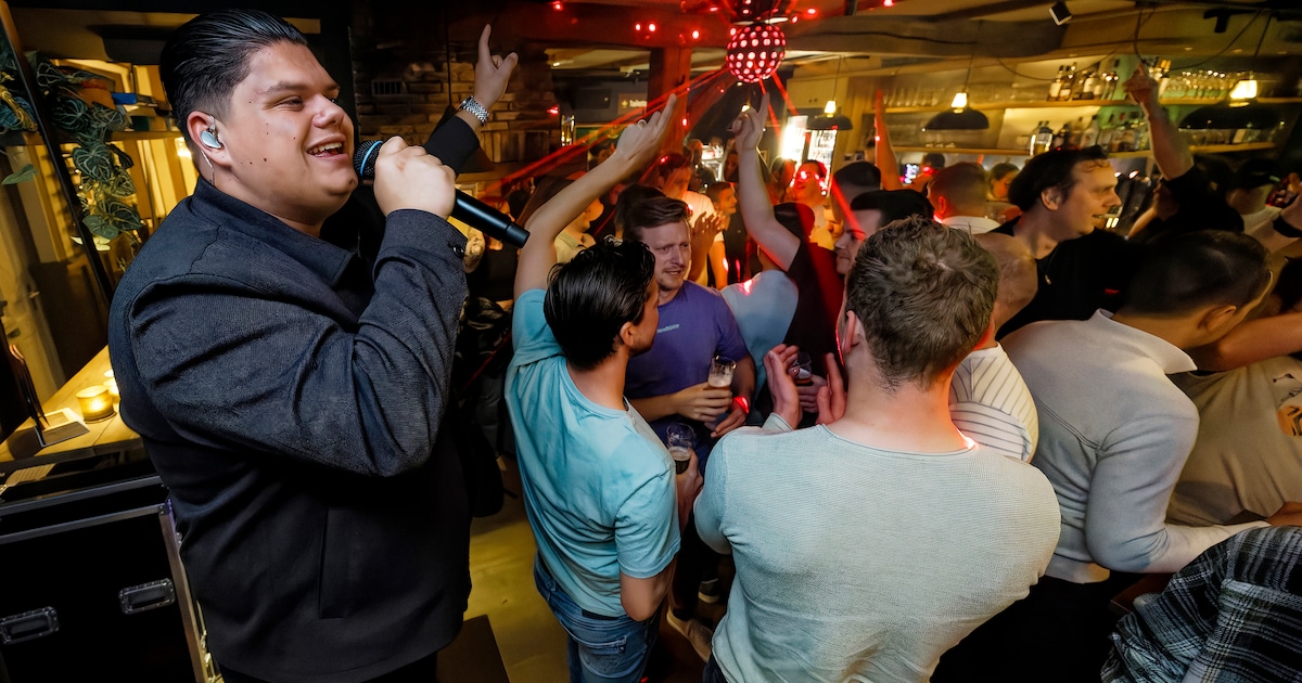 Vorige week voor 40.000 man, nu staat zomerhit-zanger Justen de Wildt ineens in Berlicums café: ‘Hee