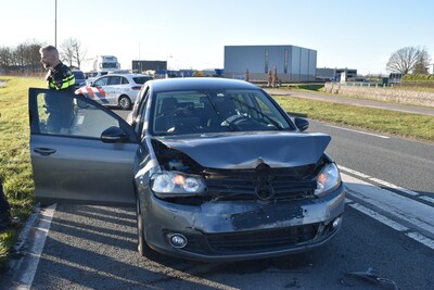 Auto klapt op voorligger die tegen andere auto komt bij rotonde in Brakel