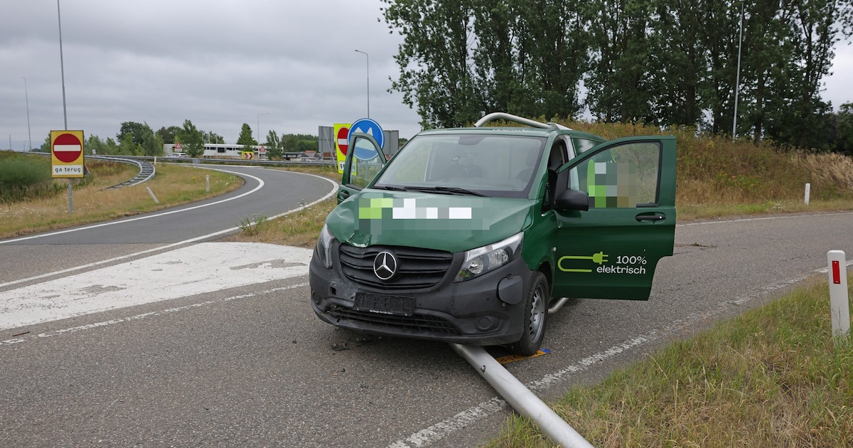 Opnieuw ongeluk bij beruchte afslag Waalwijk-Oost op A59: busje rijdt lantaarnpaal uit de grond, inzittende vlucht.