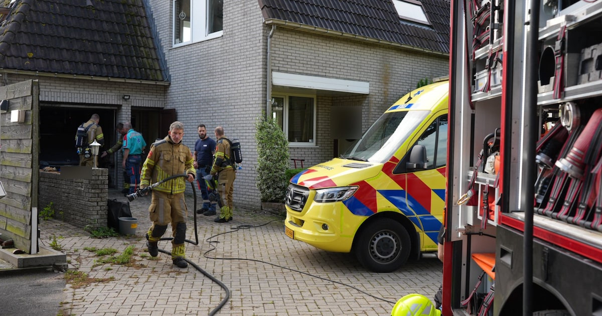 Bewoonster ontdekt rookpluim uit garage in Waspik, brandweer met spoed ter plaatse